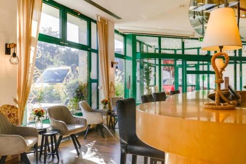 Un lugar para sentarse en Ambiente Langenhagen Hannover by Tulip Inn