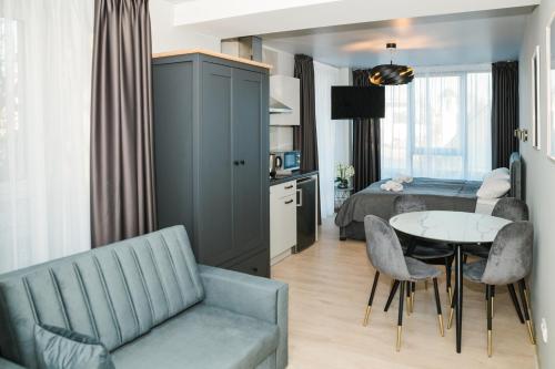 Kuchyň nebo kuchyňský kout v ubytování DHARMA Stay APARTAMENTAI Self check-in