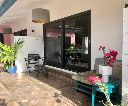 a living room with a couch and a table with flowers at THUISHAVEN boutique resort in Willemstad