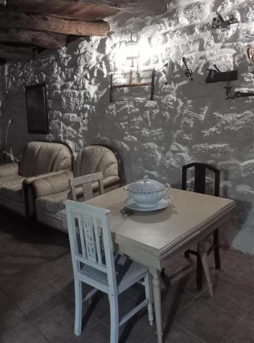 a room with a table and chairs and a couch at Casas do Durão-Memories House in Lajeosa