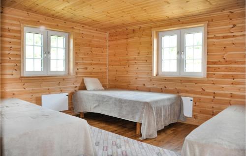 1 Schlafzimmer mit 2 Betten in einer Holzhütte in der Unterkunft Lovely Home In Kil With Wifi in Kil