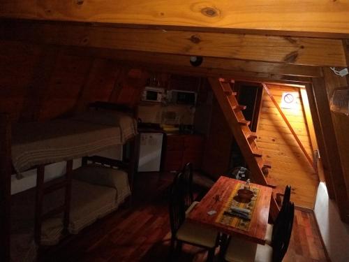 a small room with a table and a kitchen at CHE RAJY in Concordia