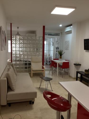 salon z kanapą i stołem w obiekcie FUENGIROLA APARTAMENT SUN&BEACH w mieście Fuengirola