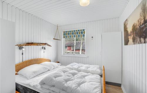 ein weißes Schlafzimmer mit 2 Betten darin in der Unterkunft Amazing Home In Brovst With Kitchen in Brovst