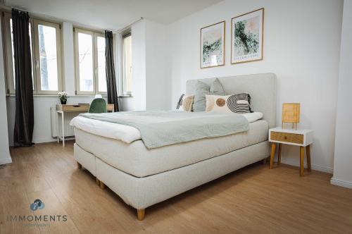 1 dormitorio con 1 cama grande en una habitación con ventanas en Stilvolles Apartment im Zentrum mit Netflix WE42 en Magdeburgo