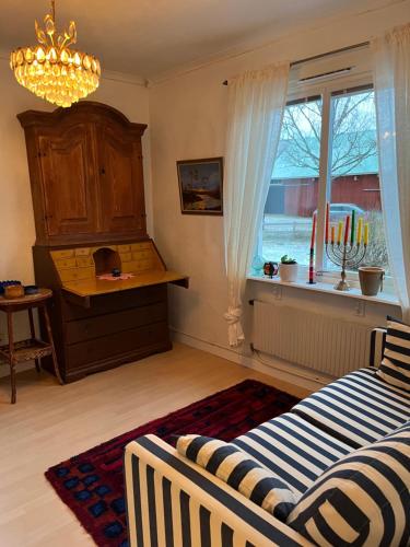 維默比的住宿－Ljungmanshorva，带沙发和窗户的客厅