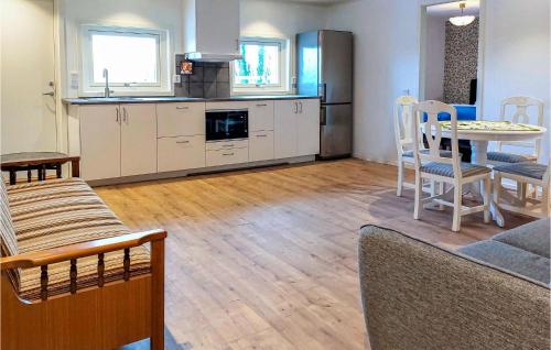 eine Küche und ein Wohnzimmer mit Tisch und Stühlen in der Unterkunft 2 Bedroom Amazing Home In Kågeröd in Kågeröd
