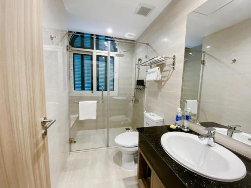 W łazience znajduje się umywalka, toaleta i prysznic. w obiekcie Anna Beach Phú Quốc w Duong Dong