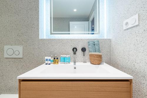 een badkamerbar met een wastafel en een spiegel bij MY CASA - HEROLD 60 - Cosy Apartment Suite with AC Downtown in Nice