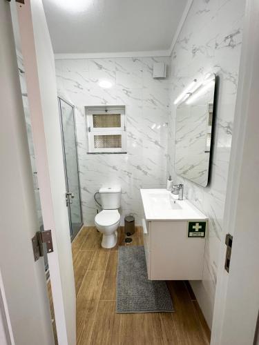 een badkamer met een witte wastafel en een toilet bij Sanzi Country House in Tavira