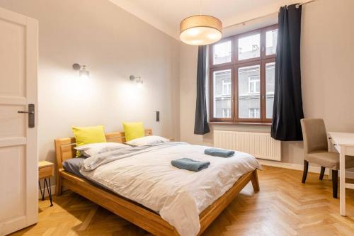 a bedroom with a bed and a desk and a window at Riverside Kazimierz Castle 3 min p4you pl in Krakow