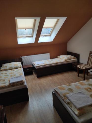 um quarto com duas camas e duas janelas em Piekiełko Noclegi 
