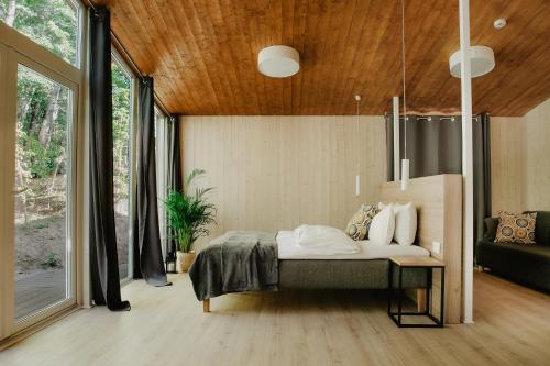 1 dormitorio con cama y ventana grande en Atokampis Boutique SPA & Resort, 