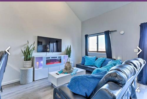 a living room with a couch and a tv at Majesty mountains The Great spirit of Wakan Tanka in Vernon Township