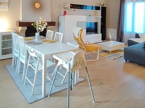uma sala de estar com uma mesa branca e cadeiras em City-Villa Cergy by Servallgroup em Cergy