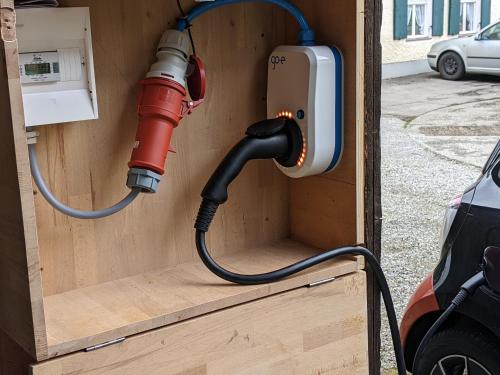 una manguera de incendios conectada a un taladro en una caja en Gasthof Adler, en Zusmarshausen