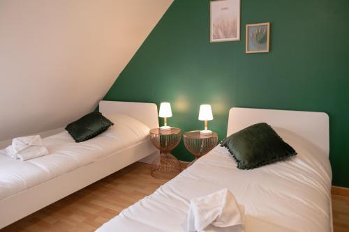 Duas camas brancas num quarto com paredes verdes em Maison - Le Terra Verde - Terrasse em Haguenau