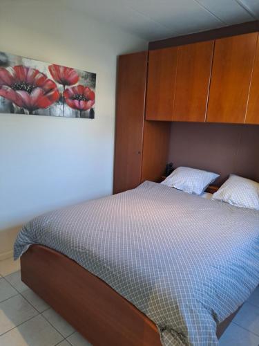 科克賽德－巴德的住宿－Maison de vacances ;Vakantiehuisje，一间卧室配有一张带木制床头板的床