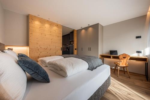 Small Luxury Apartments Lausa tesisinde bir odada yatak veya yataklar