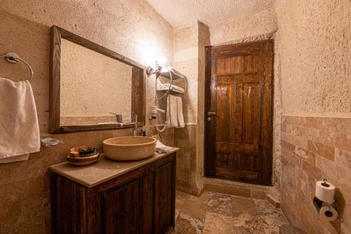 Bilik mandi di Hidden Cave Hotel