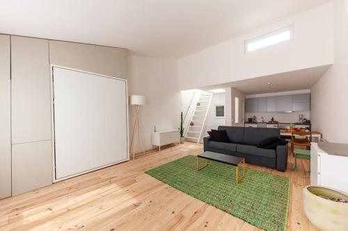 - un salon avec un canapé noir et un tapis vert dans l'établissement Souleiado - Loft de Prestige RoofTop, à Marseille