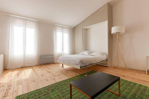 une chambre avec un lit et un tapis vert dans l'établissement Souleiado - Loft de Prestige RoofTop, à Marseille
