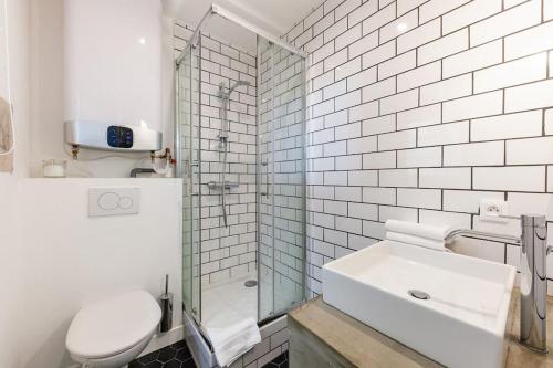 une salle de bain blanche avec des toilettes et un lavabo dans l'établissement Souleiado - Loft de Prestige RoofTop, à Marseille