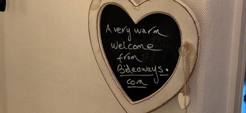 um quadro-negro com um sinal de coração na parede em The Jeffrey Street Retreat em Edimburgo