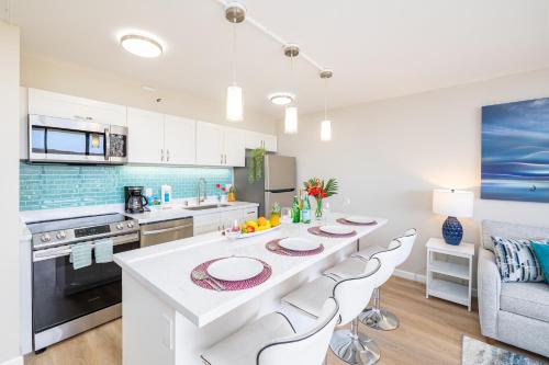 Η κουζίνα ή μικρή κουζίνα στο Fabulous Ocean & Diamond Head View with Free Parking!