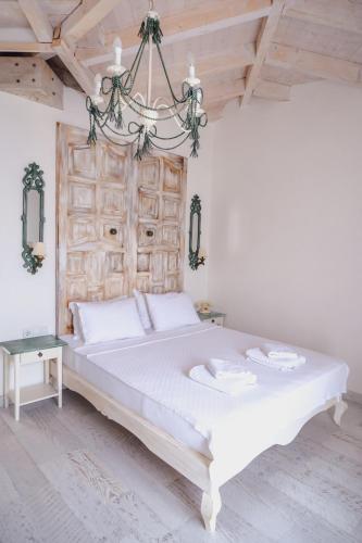 Una cama o camas en una habitación de Bay C