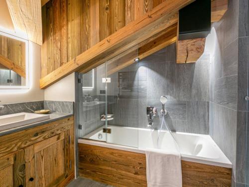 Appartement chalet de luxe à Val-d'Isère avec garage, balcon et wifi, à proximité des pistes