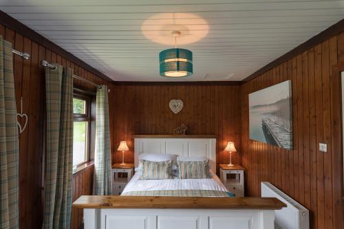 Giường trong phòng chung tại Bluebell Lodge 11 with Hot Tub