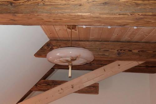 a wooden ceiling with a pink bowl on it at Erbgericht Putzkau in Putzkau