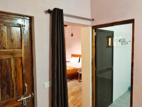 Postel nebo postele na pokoji v ubytování Sadhna Sadan Homestay