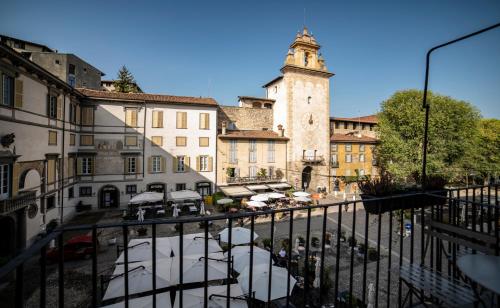 Blick auf eine Stadt mit einem Uhrturm in der Unterkunft Piazza Mascheroni Home in Bergamo