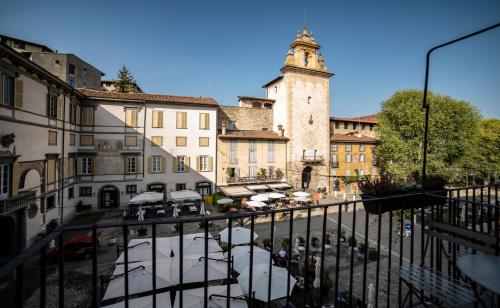 - Vistas a una ciudad con una torre de reloj en Piazza Mascheroni Home, en Bérgamo