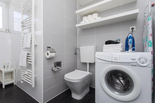 a bathroom with a toilet and a washing machine at BEUS DOWNTOWN in Split