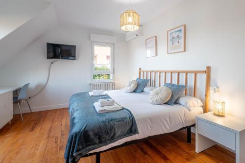 a bedroom with a bed and a desk and a television at Bista Eder Hotel & Lodge in Hondarribia