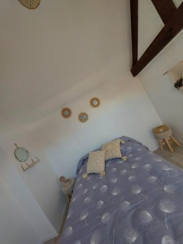 - une chambre mansardée avec un lit bleu dans l'établissement Le hygge, à Boulogne-sur-Mer