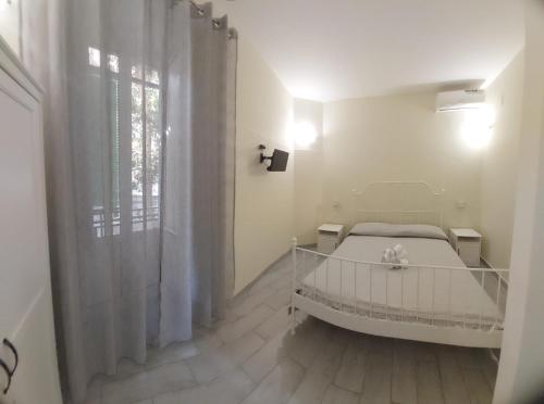 ナポリにあるA due passi da Dante deluxeの白いベッドルーム(ベッド1台、窓付)
