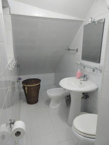 ナポリにあるA due passi da Dante deluxeの白いバスルーム(トイレ、シンク付)