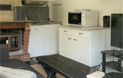 una cocina con microondas en la parte superior de un mostrador en Amazing Home In Vaxholm With Kitchen en Vaxholm
