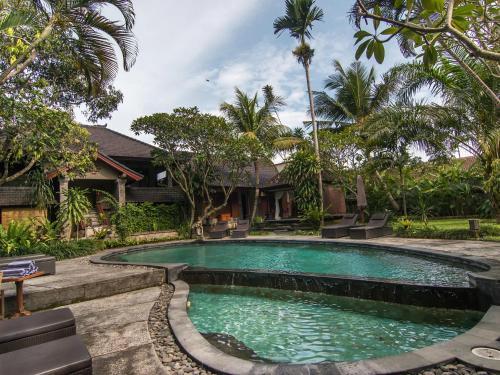 A piscina localizada em De Munut Balinese Resort ou nos arredores