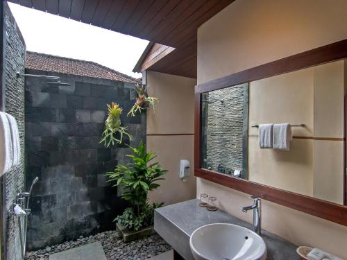 Koupelna v ubytování De Munut Balinese Resort