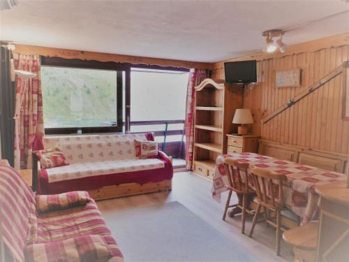 a room with a bed and a table and a window at Studio Tignes, 1 pièce, 5 personnes - FR-1-411-387 in Tignes