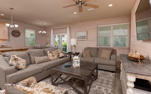 een woonkamer met een bank en een tafel bij Jetty Life 473 home in Gulf Shores