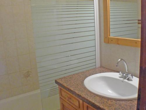 y baño con lavabo y ducha. en Appartement Samoëns, 2 pièces, 5 personnes - FR-1-629-38, en Samoëns
