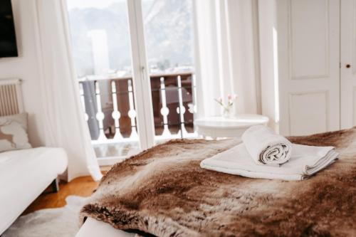 sypialnia z łóżkiem z kocem i oknem w obiekcie Chalet Austria, up to 10 p, 15 min to salzburg city, garden with direct amazing mountainview, BBQ&bikes&sunbeds for free, 15 min sound of music w mieście Golling an der Salzach