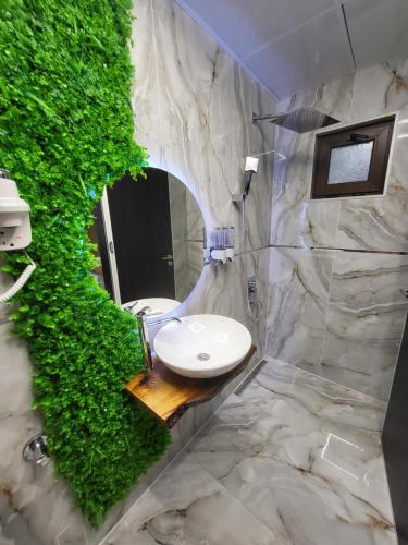 a bathroom with a white sink and a mirror at Вилно селище PARADISE VIEW in Sarnitsa