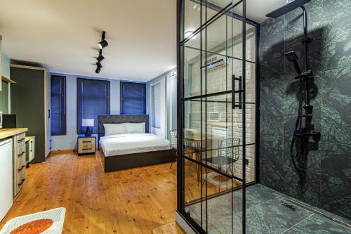 イスタンブールにあるChic Studioのバスルーム(シャワー付)、ベッドルーム(ベッド1台付)が備わります。